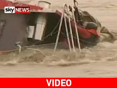 Καρέ-καρέ διάσωση εγκλωβισμένου σε πλημμυρισμένο ποταμό